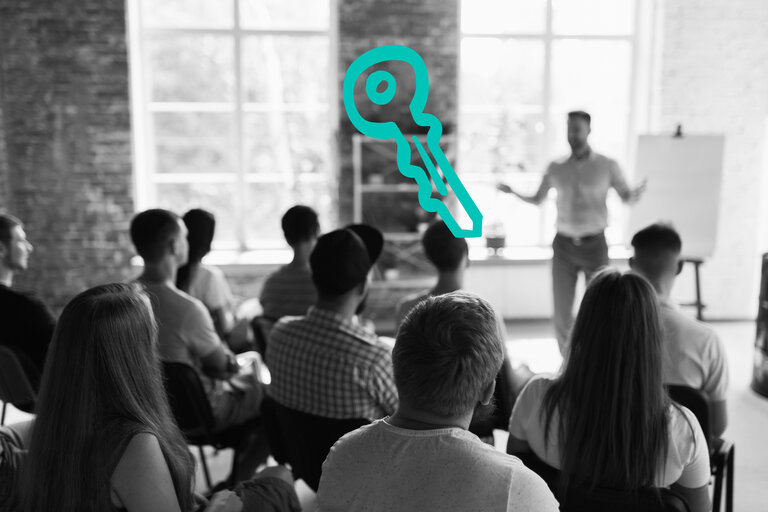 Menschengruppe hört einem Vortag zu