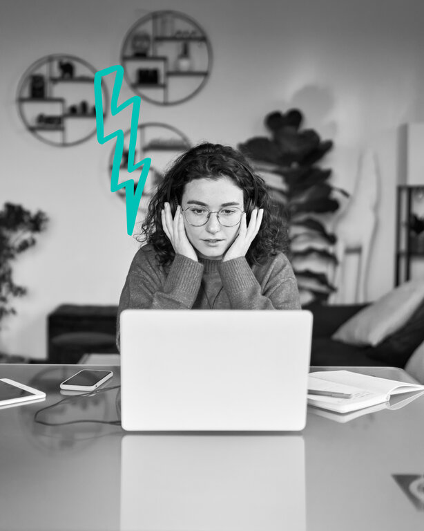 Frau vor Laptop